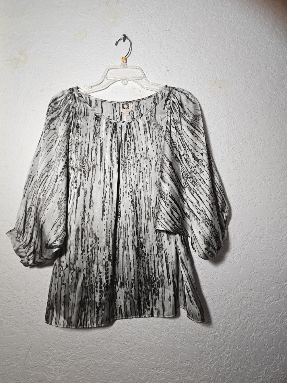 Anne Klein Black & White Waterfall Print Peasant Size S Blouse